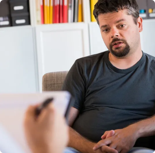 Man in therapiegesprek